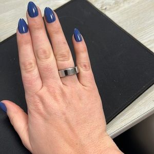 Oura Ring, gen 3 size 10. Silver. Works very well.